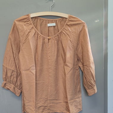 Peach-coloured blouse, Twothirds