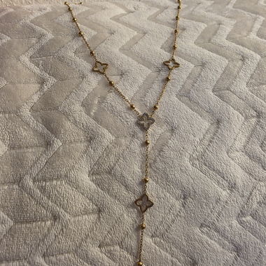 Collana dorata con motivi floreali