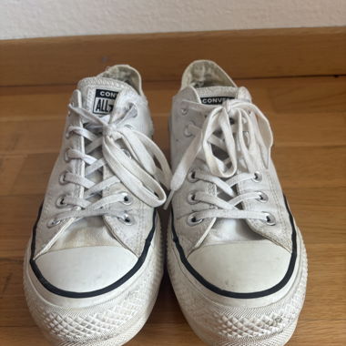 weisse Converse mit Plateau