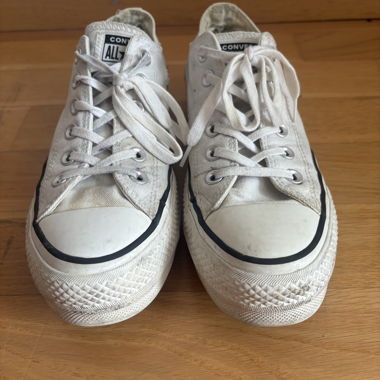 weisse Converse mit Plateau