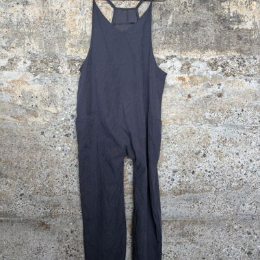 Dunkler Latz-Overall