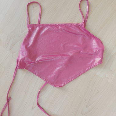 Top holografico rosa con allacciatura sulla schiena