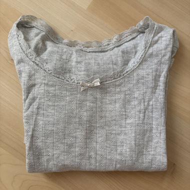 Haut en dentelle gris