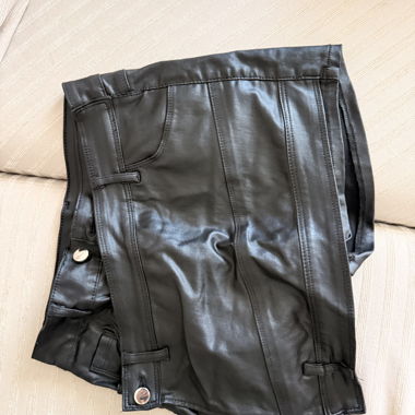 Shorts en similicuir noir