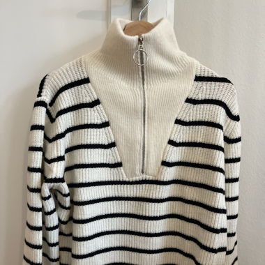 Schöner, gestreifter Pullover