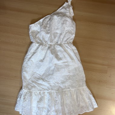 Robe blanche en broderie