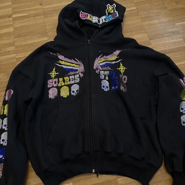 Schwarzer Zip-Hoodie mit Strass „Scares Studio“