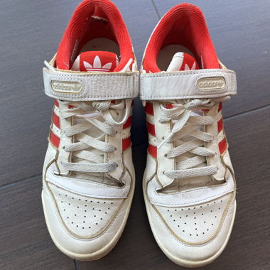 Sneakers adidas bianche e rosse con velcro