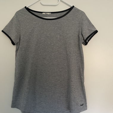 T-shirt gris avec empiècements en cuir