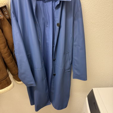 Blauer Trenchcoat