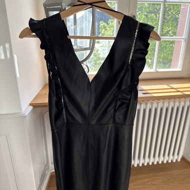 Schwarzes Kleid mit Volants