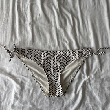 Bas de bikini blanc avec motif noir