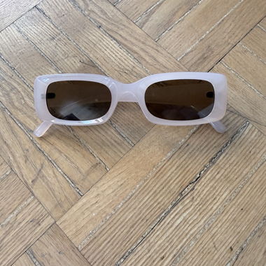 Sonnenbrille mit hellem Rahmen