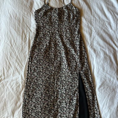 Robe florale à fente