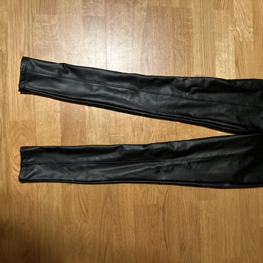 Lederleggings mit Nadelstreifen vorne