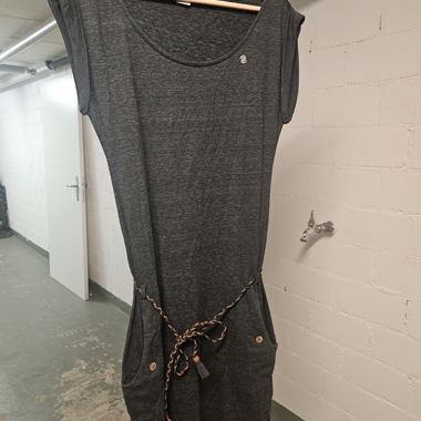 Dunkles Damenkleid mit Guertel
