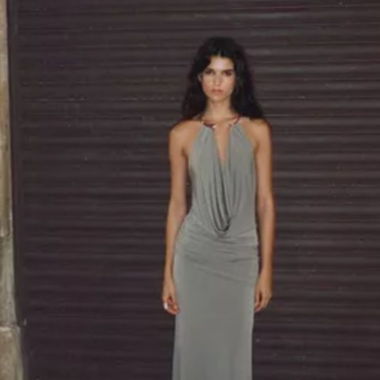 Langes graues Neckholderkleid
