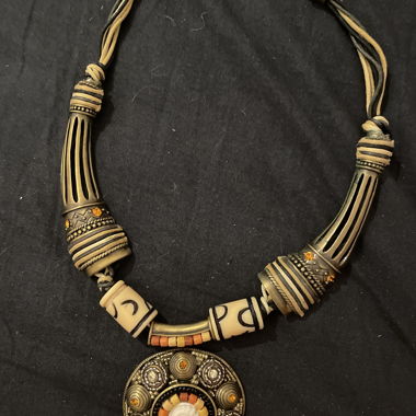 Statement-Kette mit Perlen