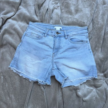 Hellblaue Jeans-Shorts