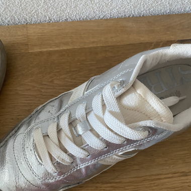 Silberner Sneaker