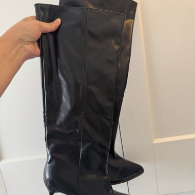 Schwarze Stiefel mit Absatz