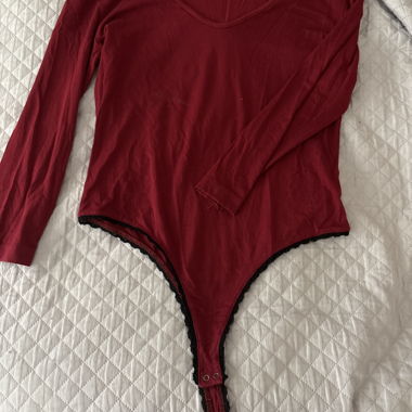 Bordeauxfarbenes Body