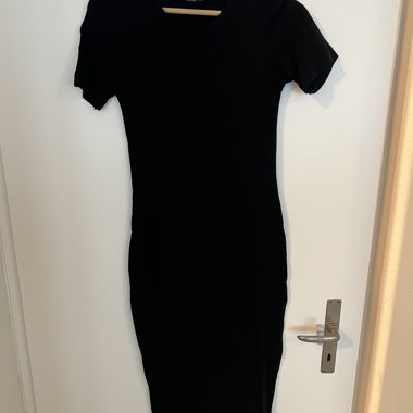 Robe mi-longue noire Zara