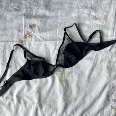Reggiseno nero con dettagli in mesh