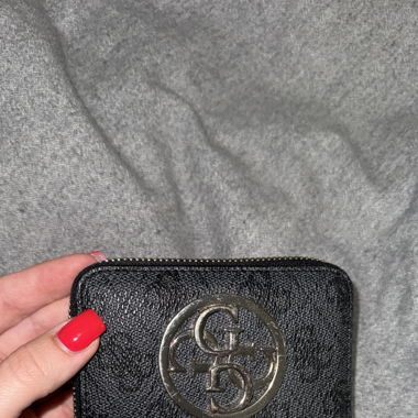 schwarzes Guess Portemonnaie