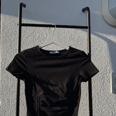 Schwarzes Crop Shirt