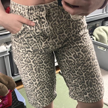 Shorts con stampa leopardata