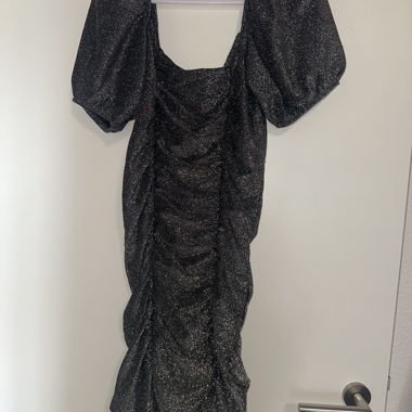 Glitzer Kleid mit Puffaermeln