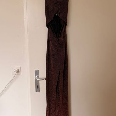 Robe longue maxi marron à paillettes avec détails cut-out