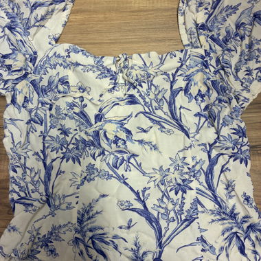 Blusa bianca e blu reale a fiori