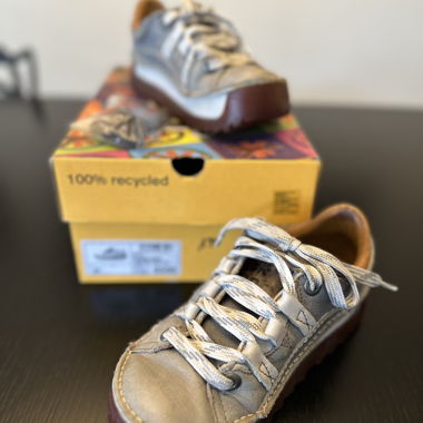 Niedrige Schuhe aus grauem/bläulichem Leder