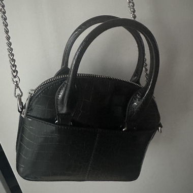 Sac bandoulière noir avec chaîne