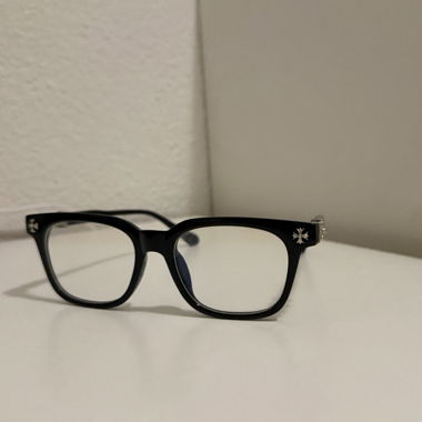 Schwarze Brille mit Verzierungen