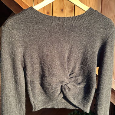Dunkler Strickpullover