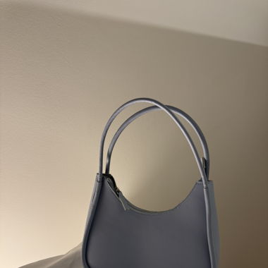 Hellblaue Handtasche