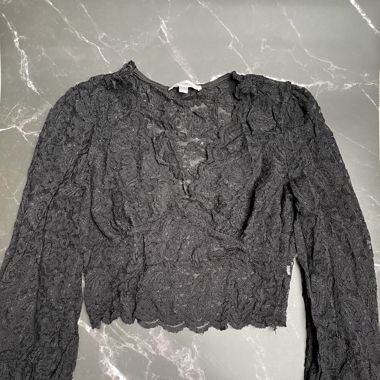Top mit ärmel und spitzen details