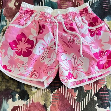 Shorts de bain fleuris roses