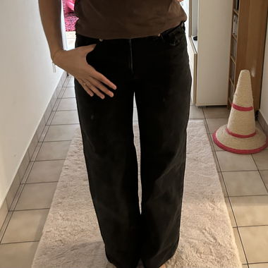Jeans nero da donna a taglio largo