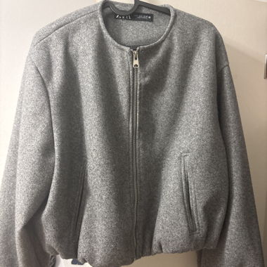 Graue kurze Bomberjacke mit Reissverschluss Zara