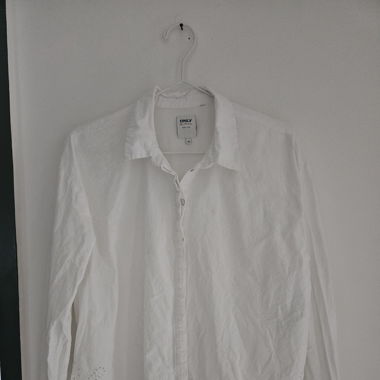Weisse Bluse mit Lochmuster