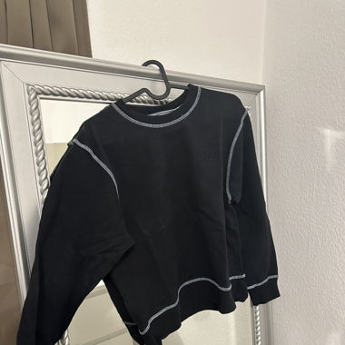 Pullover schwarz mit blauen Nähten 