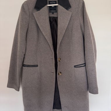 Cappotto grigio stile reporter con colletto in pelle