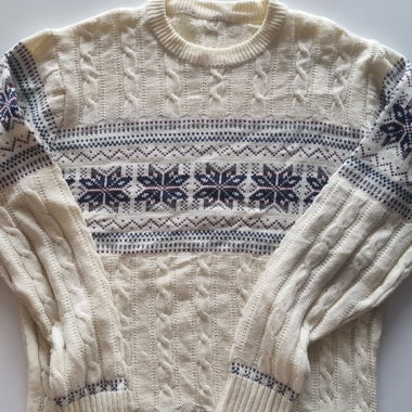 Weisser Strickpullover