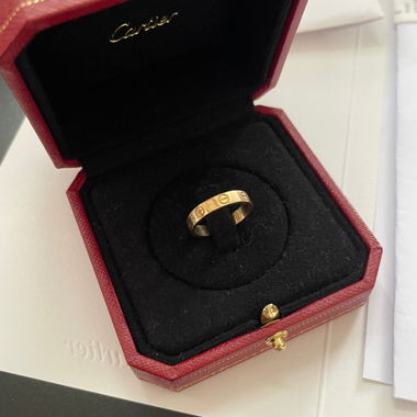 Anello Cartier in oro con scatola