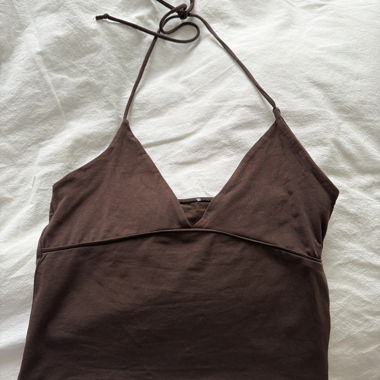 Top marrone a collo alto con laccetti