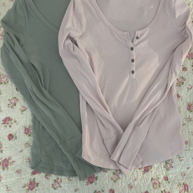 2 Hollister Langarmshirts